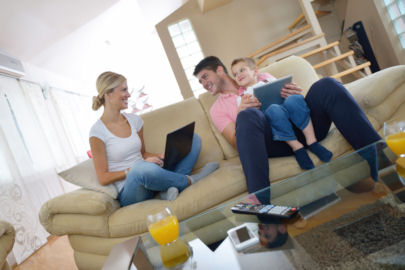 Famille profitant de la protection thermique des volets roulants