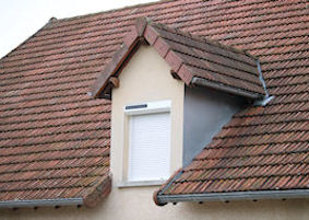 Installation de volet solaire dans un chien assis