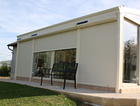 Installation de volets solaires dans une veranda.