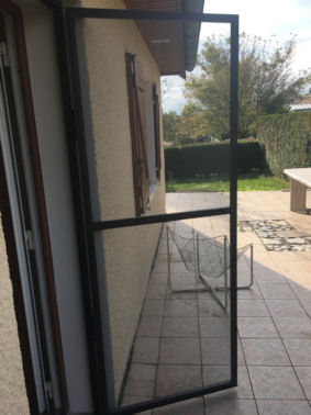 Porte battante en aluminium équipé d'une toile de moustiquaire noire
