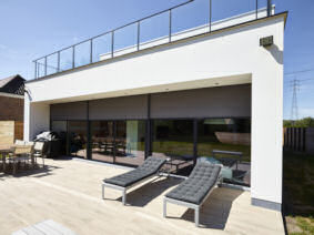 Vue sur terrasse de stores screen zip électrique aluroy coloris gris foncé