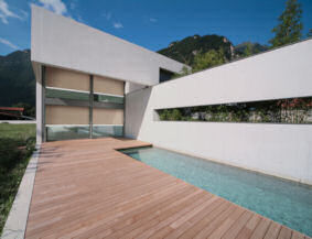 Terrasse avec piscine et stores toile de protection solaire