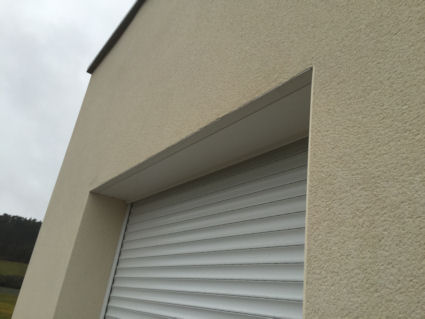 Maison neuve avec coffre tunnel de volet roulant et crépis beige